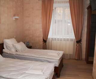 Отель Centralnyi hotel Полтава Двухместный номер с 2 отдельными кроватями и ванной комнатой-2