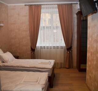 Отель Centralnyi hotel Полтава Двухместный номер с 2 отдельными кроватями и ванной комнатой-4